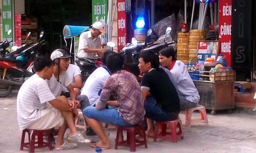 Quán cóc bên đường Hồ Tùng Mậu, quận Cầu Giấy, Hà Nội, người dân bàn tán về quy định bán thuốc lá lẻ phải có giấy phép.
