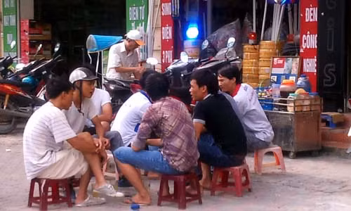 Quán cóc bên đường Hồ Tùng Mậu, quận Cầu Giấy, Hà Nội, người dân bàn tán về quy định bán thuốc lá lẻ phải có giấy phép.