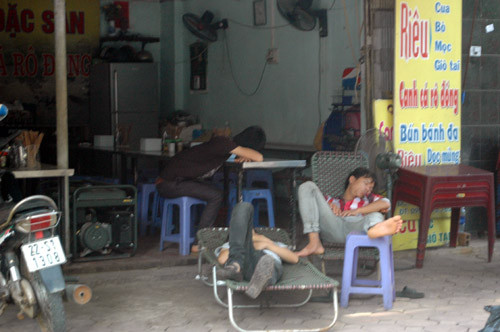 Nhân viên nhà hàng ở phố Tô Hiệu ngủ bù vì tối hôm qua mất điện, nóng nực.