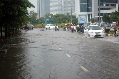 Né tránh kiểu gì cũng bị ngập trên đường Trần Thái Tông.
