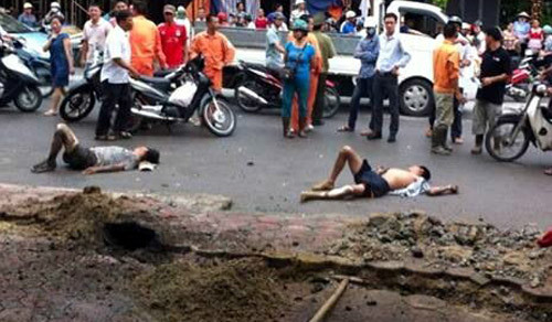 2 công nhân đào vỉa hè đường Trần Quốc Hoàn bị điện giật nhập viện.