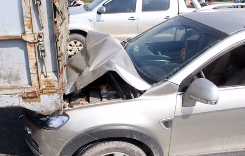 Xe ô tô con đâm vào xe tải.