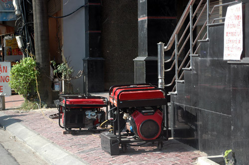 Nhiều doanh nghiệp phải dùng 2 máy phát điện mới đủ (ảnh chụp trên phố Chùa Hà).