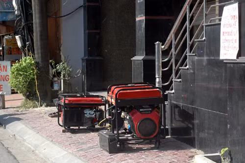Nhiều doanh nghiệp phải dùng 2 máy phát điện mới đủ (ảnh chụp trên phố Chùa Hà).