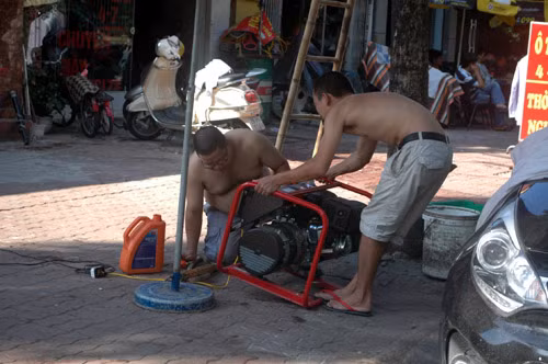 Người dân khổ vì mất điện, giờ lại khổ vì... máy phát điện.