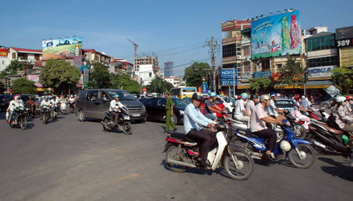 Ngã tư đường Cầu Giấy - Xuân Thủy, giao thông náo loạn vì mất điện.