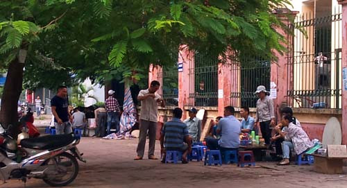 Uống cốc nước mua bao thuốc lá hút dần.