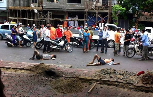 Vỉa hè đường Trần Quốc Hoàn nơi 2 công nhân bị điện giật.