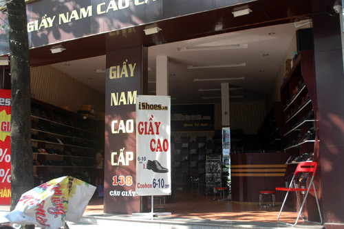 Cửa hàng kinh doanh trên đường Cầu Giấy có máy nổ, nhưng không dám bật bóng điện, phải mở cửa hết cỡ lấy ánh sáng.