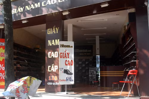 Cửa hàng kinh doanh trên đường Cầu Giấy có máy nổ, nhưng không dám bật bóng điện, phải mở cửa hết cỡ lấy ánh sáng.