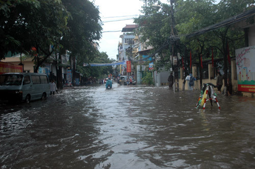 Phố Trần Bình thành sông, ô tô phải chạy dạt vào một bên.