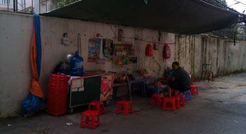 Một quán nhỏ vắng khách trong ngõ 173, đường Xuân Thủy, Cầu Giấy.