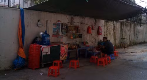 Một quán nhỏ vắng khách trong ngõ 173, đường Xuân Thủy, Cầu Giấy.