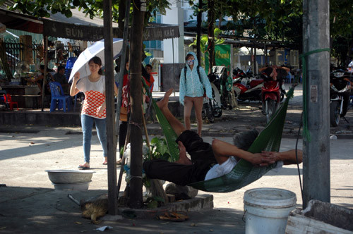 Người dân mắc võng bên đường Nguyễn Phong Sắc nằm hóng mát vì mất điện diện rộng.