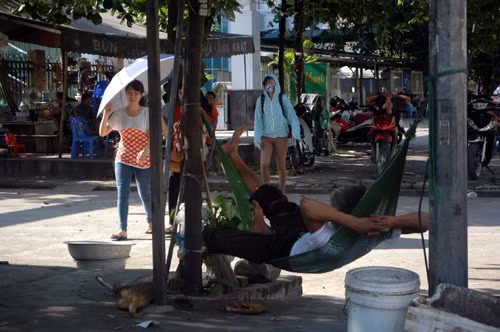 Người dân mắc võng bên đường Nguyễn Phong Sắc nằm hóng mát vì mất điện diện rộng.