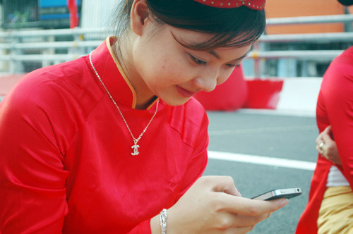 Thiếu nữ này mãn nguyện với ảnh của mình chăng?