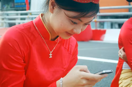 Thiếu nữ này mãn nguyện với ảnh của mình chăng?