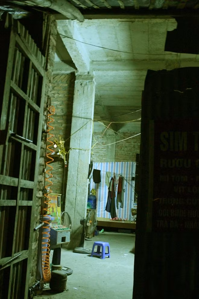 Khi tổ CSCĐ yêu cầu gọi người điểu khiển xe quay lại, các cô gái đều nói không biết số điện thoại. Một trong số 3 người nhân cơ hội người dân tụ tập đã lẻn vào ngôi nhà hoang để tẩu thoát.