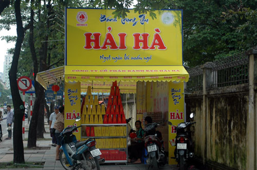 Bánh trung thu Hải Hà chiếm vỉa hè đường Nguyễn Chí Thanh, quận Đống Đa.