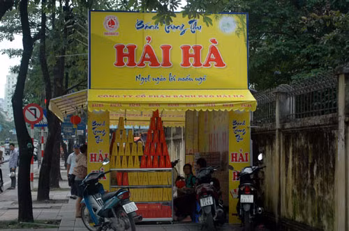 Bánh trung thu Hải Hà chiếm vỉa hè đường Nguyễn Chí Thanh, quận Đống Đa.