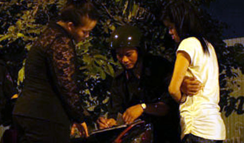 2 cô gái vi phạm bị CSCĐ lập biên bản xử lý.