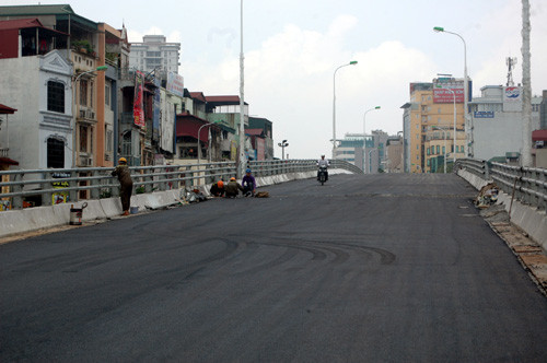 Thảm nhựa được rải chờ ngày thông xe.