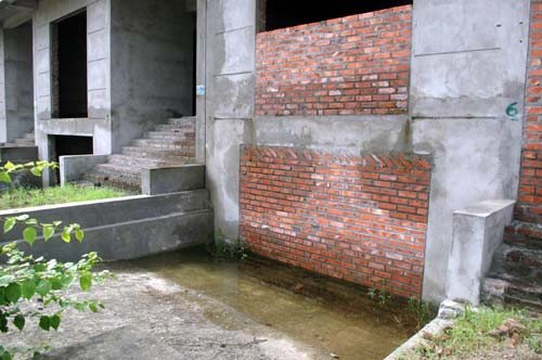 Xây kín nhưng nước vẫn tràn ra ngoài.