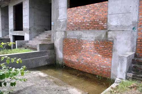 Xây kín nhưng nước vẫn tràn ra ngoài.