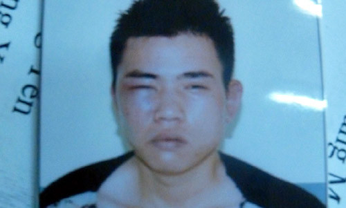 Đối tượng Hải xách dao vào trụ sở Công an phường Yên Sở.