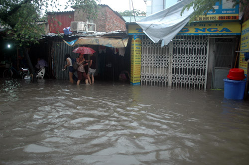 Nhà dân bên đường Phạm Hùng ngập sâu trong nước.