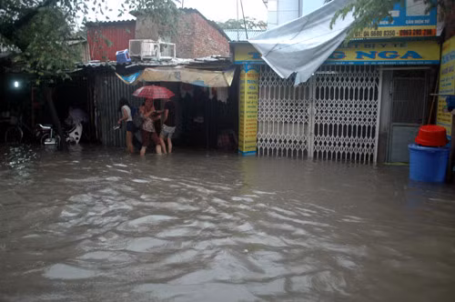 Nhà dân bên đường Phạm Hùng ngập sâu trong nước.