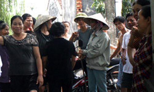 Người dân khu vực bàng hoàng trước vụ nữ sinh một mình vượt cạn, vứt con xuống ao.