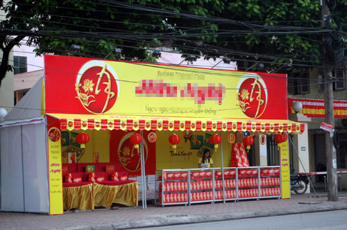 Tùy thuộc vào vỉa hè rộng hay hẹp, quầy bánh trung thu trên vỉa hè phải trừ lối đi cho người đi bộ.