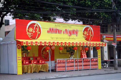 Tùy thuộc vào vỉa hè rộng hay hẹp, quầy bánh trung thu trên vỉa hè phải trừ lối đi cho người đi bộ.
