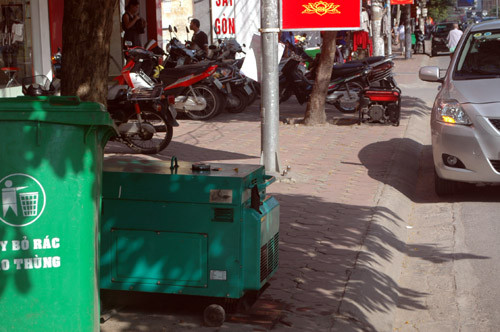 Vỉa hè đường Cầu Giấy rất nhiều máy phát điện.