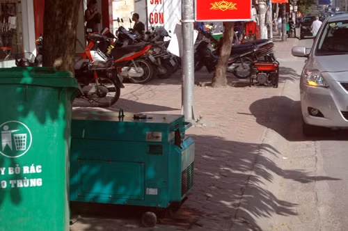 Vỉa hè đường Cầu Giấy rất nhiều máy phát điện.