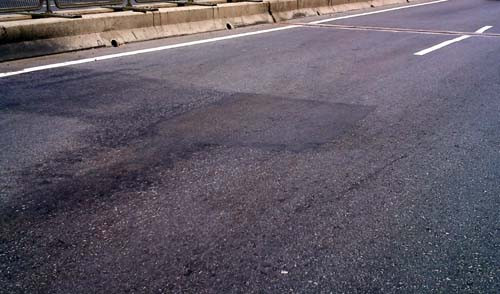 Những vết vá trên mặt đường trên cao.