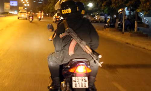 Các chiến sĩ CSCĐ đi tuần tra, trang phục luôn ngay ngắn, gọn gàng.