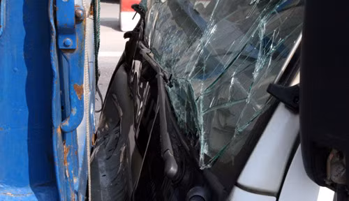 Chiếc xe tải đâm vào phía sau xe tải đi trước.