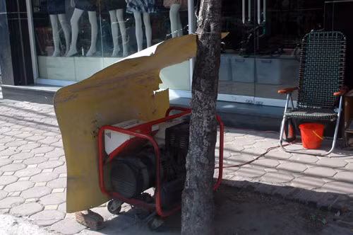 Trời nóng, máy phát điện cũng nóng nên phải che.