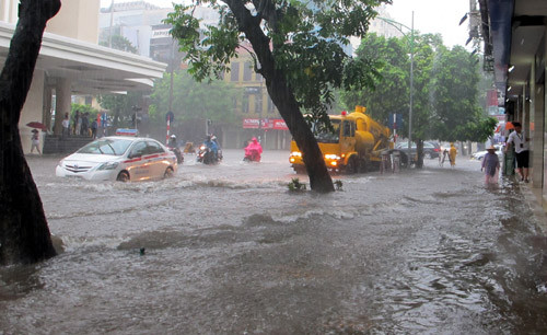 Cảnh lưu thông trên phố Tràng Tiền.