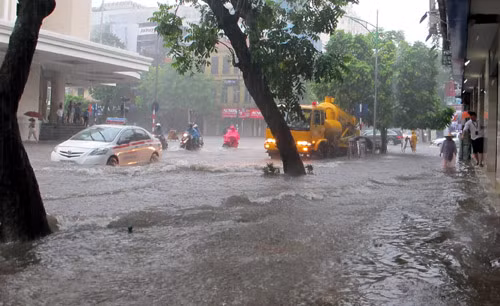 Cảnh lưu thông trên phố Tràng Tiền.