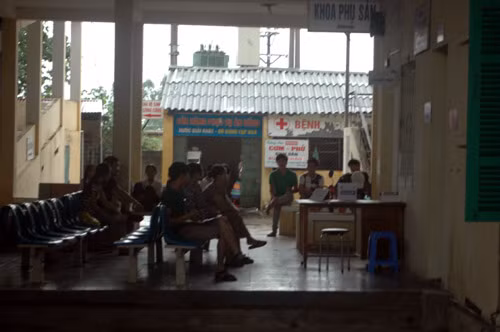 Tuy nhiên, lượng bệnh nhân đến xét nghiệm giảm đi trông thấy. Theo một bác sĩ khoa xét nghiệm, lượng bệnh nhân đến xét nghiệm trong những ngày qua rất ít, thậm chí giảm quá nửa so với trước đây (trước khi vụ việc bị phanh phui - PV).