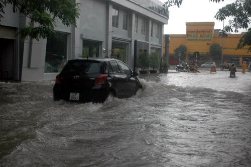 Đường Phạm Hùng chìm trong biển nước.