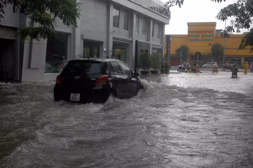 Đường Phạm Hùng chìm trong biển nước.