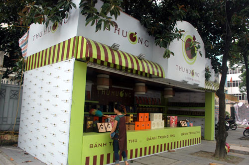 Quầy bánh trung thu cạnh ngã tư Nguyễn Chí Thanh - Huỳnh Thúc Kháng.