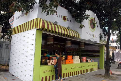 Quầy bánh trung thu cạnh ngã tư Nguyễn Chí Thanh - Huỳnh Thúc Kháng.