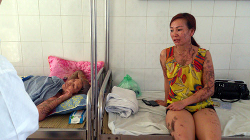 Vợ nạn nhân Đại cùng mẹ vợ đang điều trị tại bệnh viện.