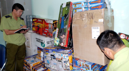 Cơ quan chức năng kiểm tra kho hàng.