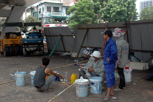 Phút nghỉ ngơi của các công nhân sơn cầu.